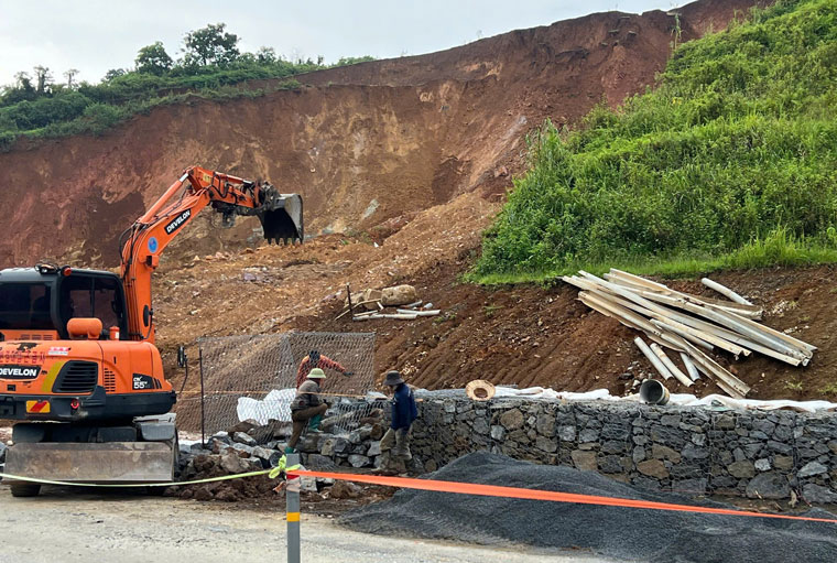 Cắm biển cảnh báo, hướng dẫn giao thông qua khu vực sạt lở trên cao tốc Nội Bài - Lào Cai. Hình ảnh ghi nhận ngày 21.9.2025
