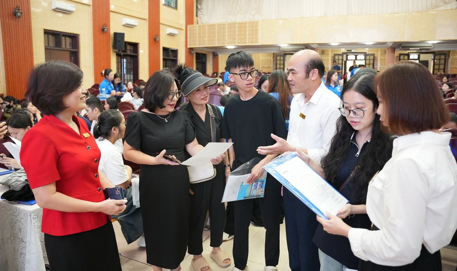 Lãnh đạo Trường ĐH Công đoàn thăm, động viên tân sinh viên trong ngày nhập học.