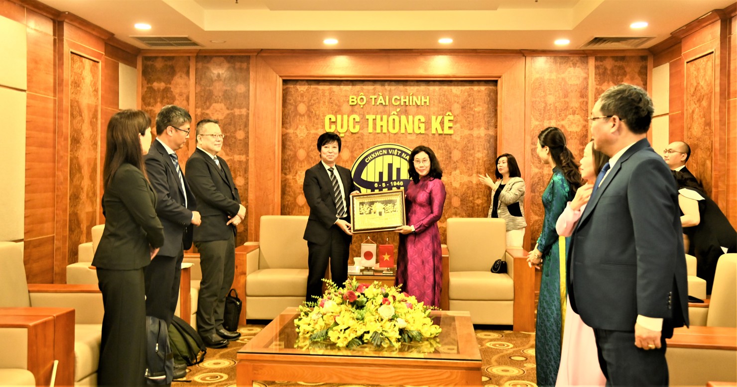 Cục trưởng Cục thống k&ecirc; Việt Nam Nguyễn Thị Hương tặng qu&agrave; kỷ niệm c&aacute;c th&agrave;nh vi&ecirc;n của đo&agrave;n c&ocirc;ng t&aacute;c Cơ quan Thống k&ecirc; Nhật Bản