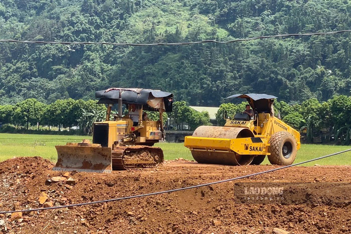 Các máy móc được đẩy mạnh thi công sau những ngày mưa. Ảnh: Đinh Đại
