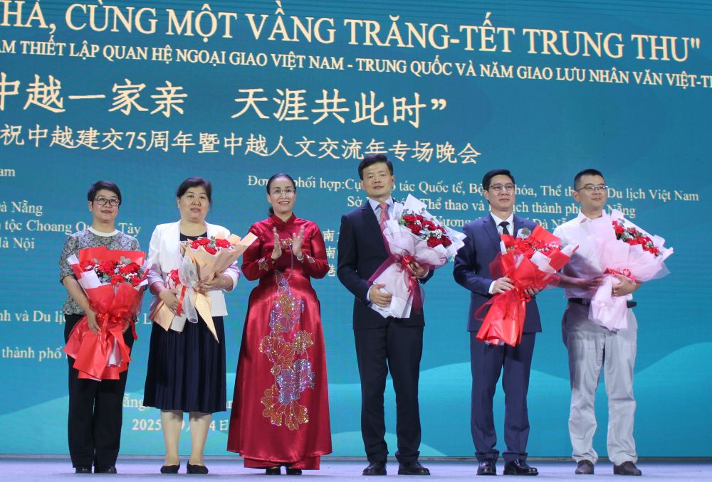 Phó Chủ tịch UBND TP Đà Nẵng tặng hoa cho đoàn biểu diễn và làm việc của Trung Quốc. Ảnh: Thanh Huyền