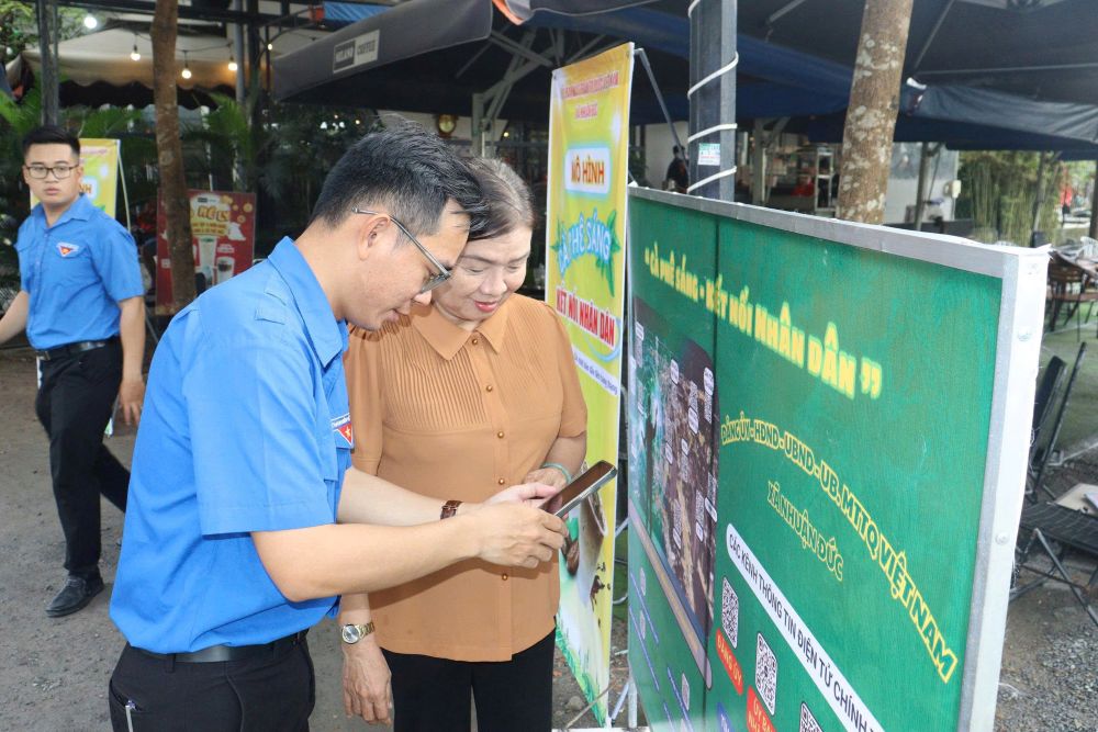 Người dẫn được giải đáp thắc mắc trực tiếp và hướng dẫn sử dụng công nghệ số. Ảnh: Thế Toàn