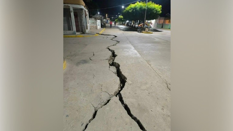Đường sá bị hư hại do động đất ở Venezuela, ngày 25/9/2025.
