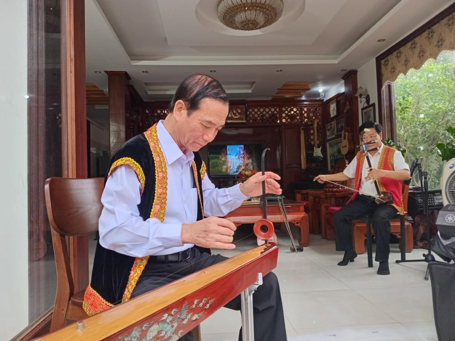 Ông Phan Bá Sang cũng thường xuyên chơi đàn bầu. Ảnh: Thiệu Vũ