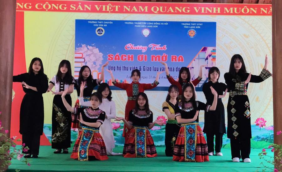 Lô Thị Na Ni tham gia nhiều hoạt động văn hoá khi còn ở trường phổ thông.