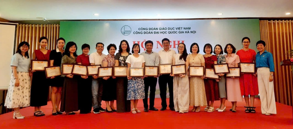 Đại diện Công đoàn Giáo dục Việt Nam và Công đoàn Đại học Quốc gia Hà Nội trao giấy khen các điển hình tiên tiến giai đoạn 2020 - 2025. Ảnh: Thu Hằng
