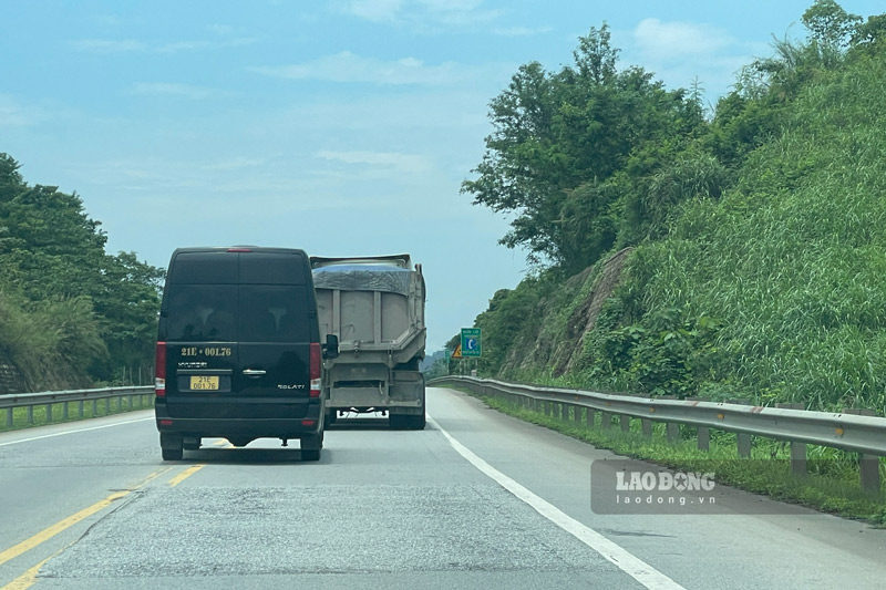 Hiện tuyến cao tốc này có khoảng 38km đã được đầu tư mặt đường với quy mô 4 làn xe, còn lại khoảng 83km phân kỳ đầu tư nền đường với quy mô 4 làn xe nhưng mặt đường mới chỉ đạt quy mô 2 làn xe và không có dải phân cách cứng.
