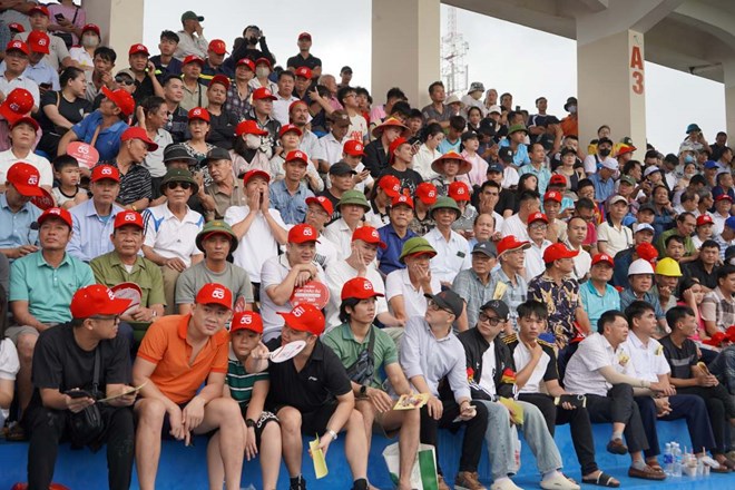 Sân vận động chật kín trước giờ khai hội chọi trâu độc đáo ở Hải Phòng