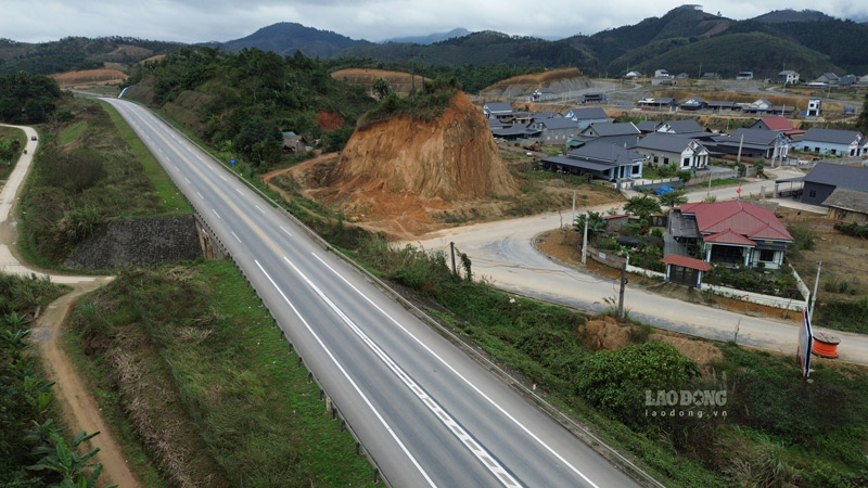 Cao tốc Nội Bài - Lào Cai có tổng chiều dài 263,5 km. Tổng kinh phí đầu tư dự án giai đoạn 1 là 19.984 tỉ đồng, tương đương 1,249 tỉ USD, trong đó 1,096 tỉ USD vay của ADB. Ảnh: Đinh Đại