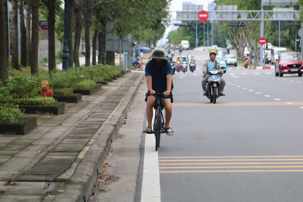 Nhiều người dân phấn khởi trước thông tin thành phố sẽ làm làn đường riêng cho xe đạp. Ảnh: Anh Tú