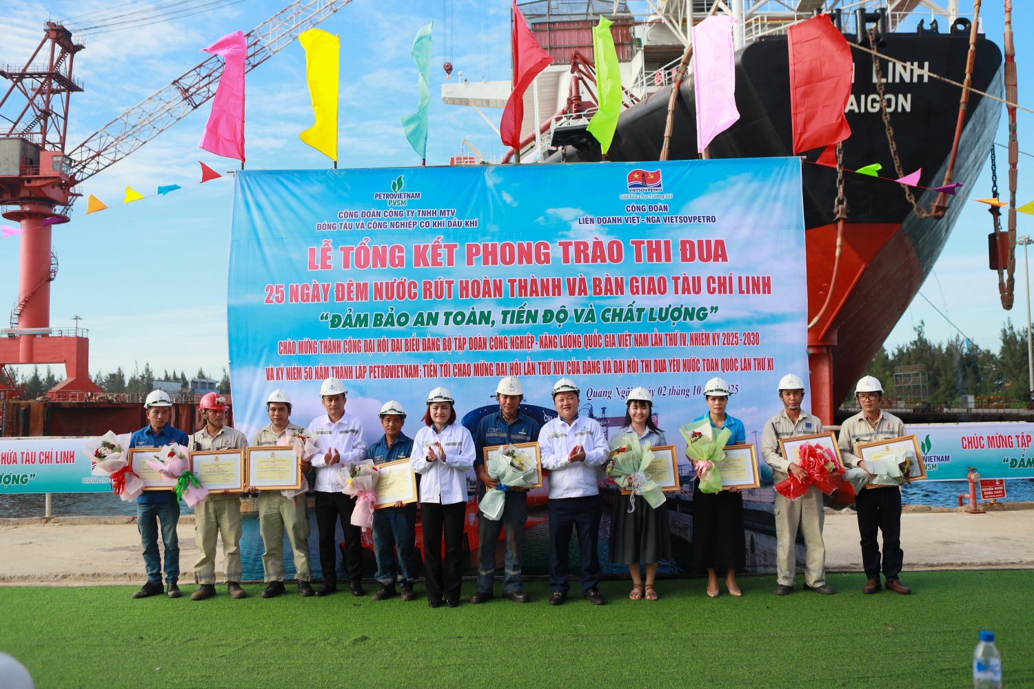 Bà Nghiêm Thùy Lan - Chủ tịch Công đoàn PVN và ông Nguyễn Anh Minh - Tổng GIám đốc PVSM tặng bằng khen cho các đơn vị của PVSM đạt thành tích trong phong trào đi đua hoàn thành dự án tàu Chí Linh. Bà Nghiêm Thùy Lan - Chủ tịch Công đoàn PVN và ông Nguyễn Anh Minh - Tổng GIám đốc PVSM tặng bằng khen cho các đơn vị của PVSM đạt thành tích trong phong trào đi đua hoàn thành dự án tàu Chí Linh.