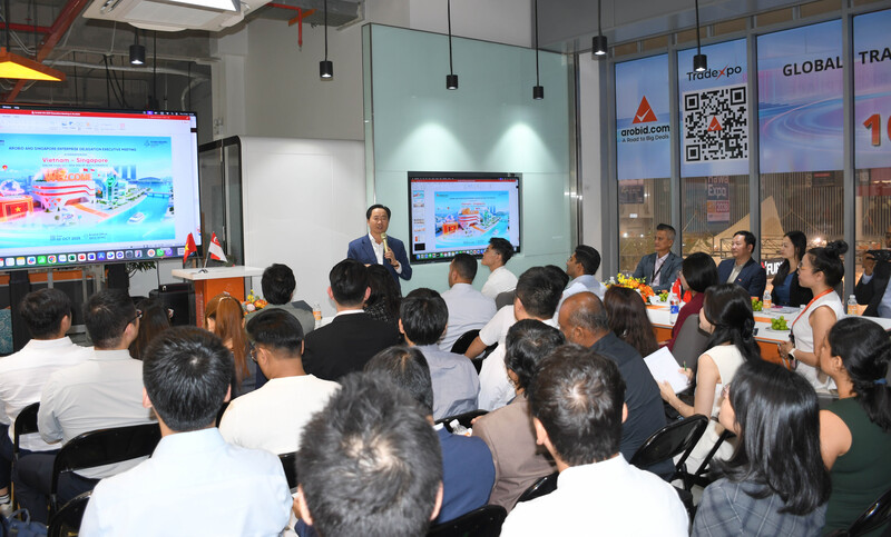 Ông Trần Văn Chín, Chủ tịch HĐQT Công ty CP Công nghệ Arobid trao đổi với đoàn doanh nghiệp Singapore. Ảnh: Minh Khuê.