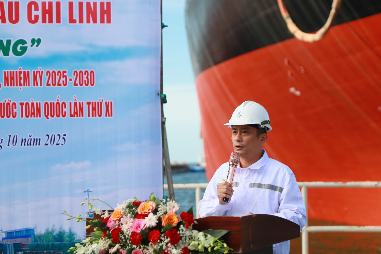 Ông Huỳnh Tấn Bình - Chủ tịch Công đoàn PVSM báo cáo Phong trào thi đua “25 ngày đêm nước rút hoàn thành và bàn giao Tàu FSO Chí Linh đảm bảo an toàn, tiến độ và chất lượng”. Ông Huỳnh Tấn Bình - Chủ tịch Công đoàn PVSM báo cáo Phong trào thi đua “25 ngày đêm nước rút hoàn thành và bàn giao Tàu FSO Chí Linh đảm bảo an toàn, tiến độ và chất lượng”.