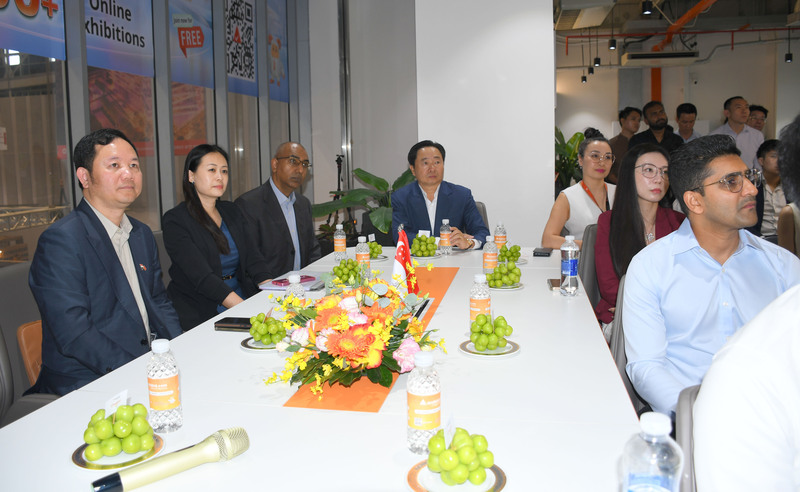 Ông Cao Xuân Thắng, Tham tán Thương mại Việt Nam tại Singapore (đầu tiên bên trái) dẫn đầu đoàn công tác doanh nghiệp Singapore làm việc với Arobid chiều ngày 2/10/2025 tại TP. Hồ Chí Minh. Ảnh: Minh Khuê.