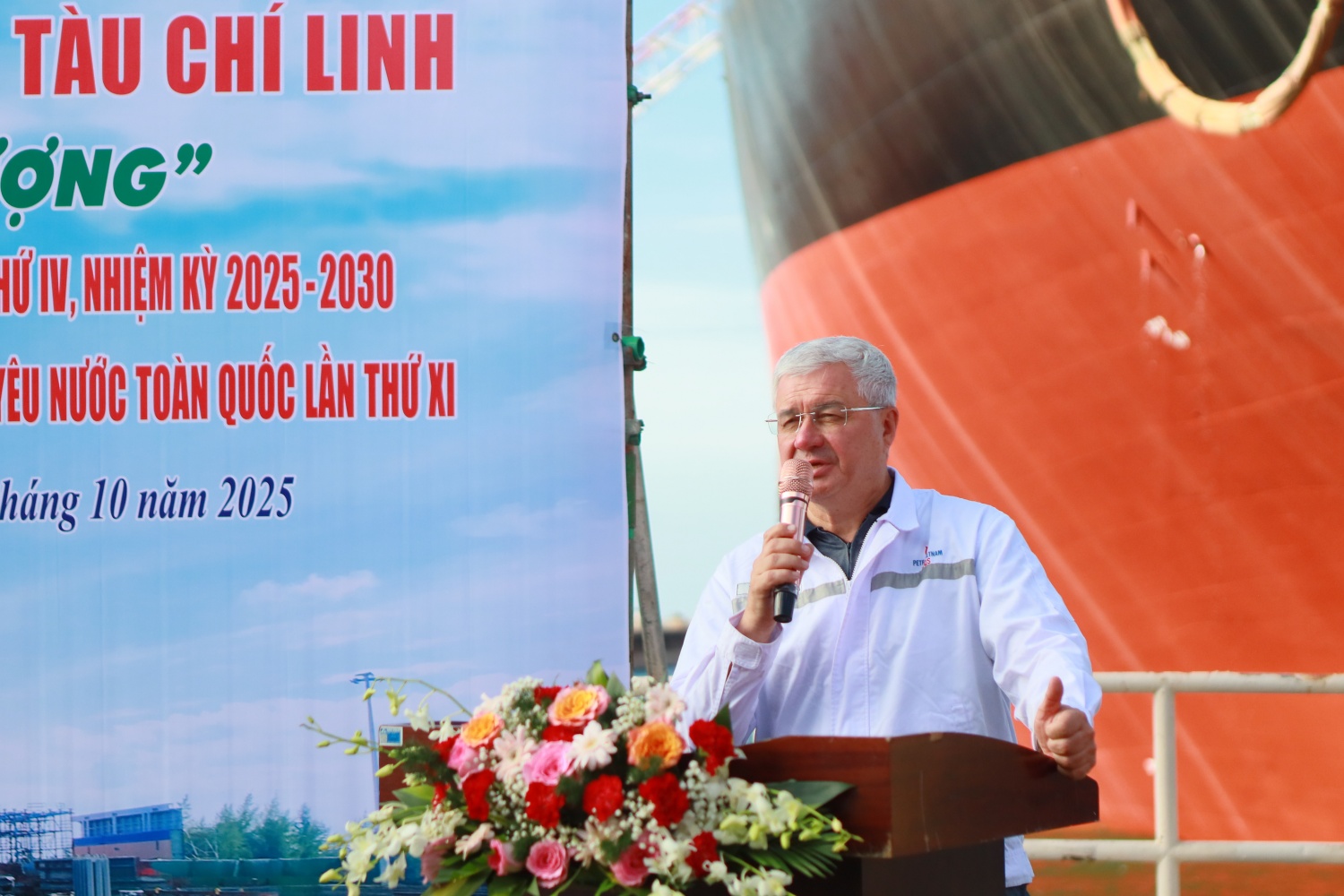 ông Yakovenko Evgeny Vladimirovich - Phó Tổng Giám đốc Vietsovpetro đánh giá cao việc bảo dưỡng, sửa chữa của PVSM đối với tàu FSO Chí Linh. ông Yakovenko Evgeny Vladimirovich - Phó Tổng Giám đốc Vietsovpetro đánh giá cao việc bảo dưỡng, sửa chữa của PVSM đối với tàu FSO Chí Linh.