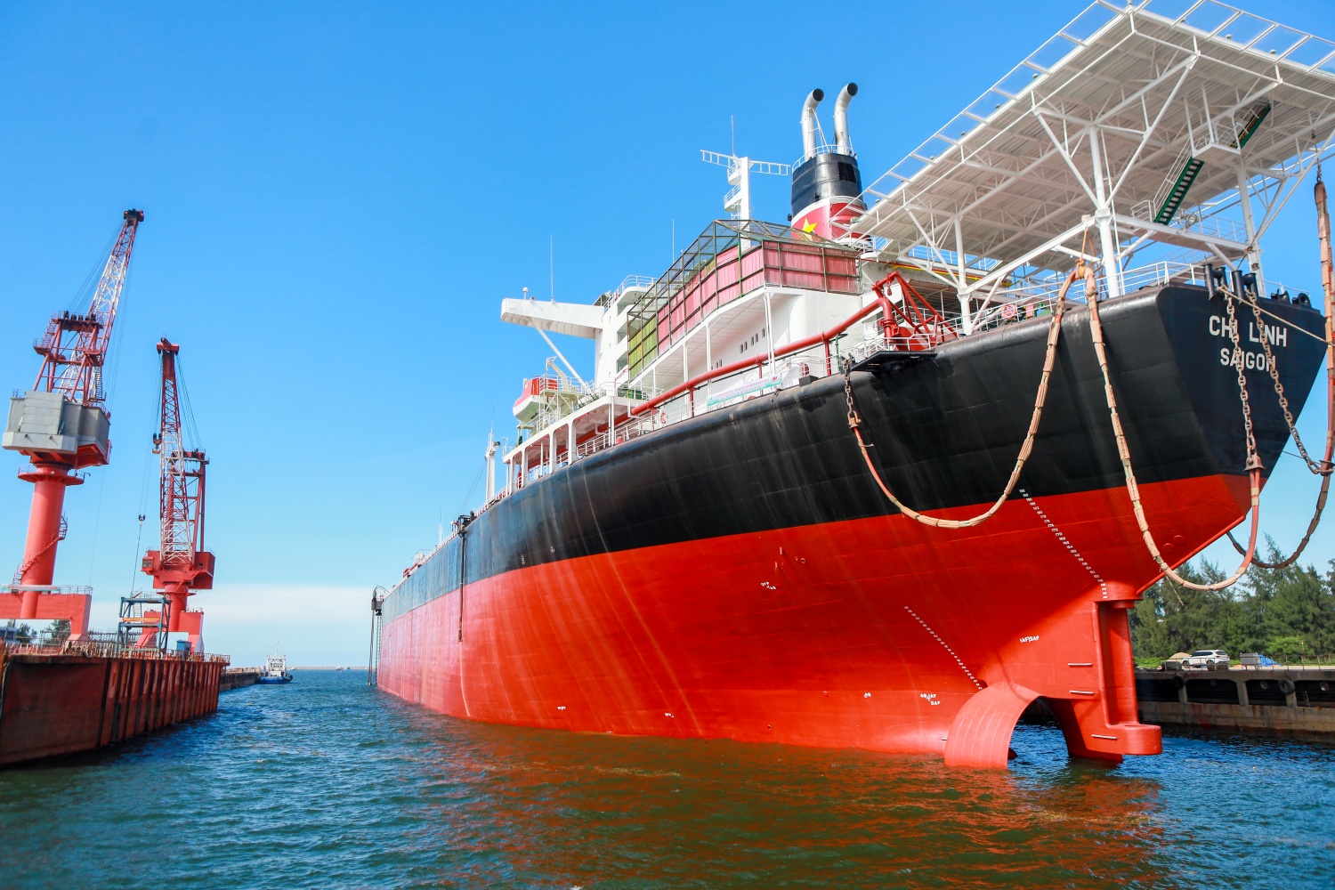 Tàu FSO Chí Linh có chiều dài 295m, chiều rộng 45m, chiều cao mạn là 25,4m, mớn nước 17m và có sức chứa 150.000 tấn dầu thô đã được PVSM hoàn thành bảo dưỡng sửa chữa vượt tiến độ 5 ngày. Tàu FSO Chí Linh có chiều dài 295m, chiều rộng 45m, chiều cao mạn là 25,4m, mớn nước 17m và có sức chứa 150.000 tấn dầu thô đã được PVSM hoàn thành bảo dưỡng sửa chữa vượt tiến độ 5 ngày.