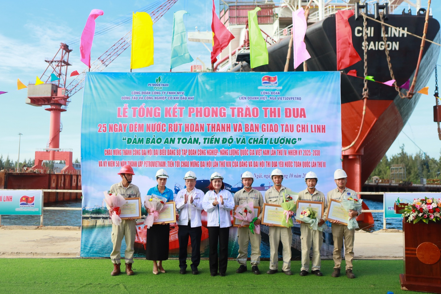 Bà Nghiêm Thùy Lan - Chủ tịch Công đoàn Petrovietnam và ông Nguyễn Anh Minh - Tổng GIám đốc PVSM tặng bằng khen cho các đơn vị của PVSM đạt thành tích trong phong trào đi đua hoàn thành dự án tàu Chí Linh. Bà Nghiêm Thùy Lan - Chủ tịch Công đoàn Petrovietnam và ông Nguyễn Anh Minh - Tổng GIám đốc PVSM tặng bằng khen cho các đơn vị của PVSM đạt thành tích trong phong trào đi đua hoàn thành dự án tàu Chí Linh.