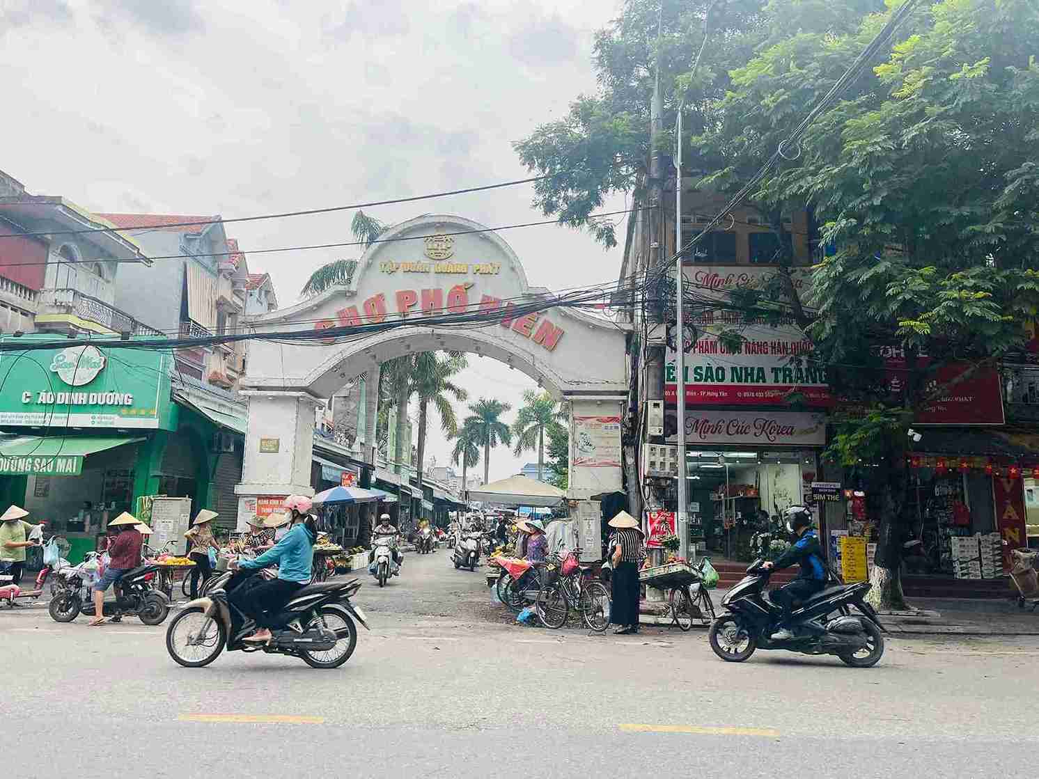Chợ Phố Hiến sáng 6.10 duy trì hoạt động bình thường sau bão số 11. Ảnh: Mai Hương
