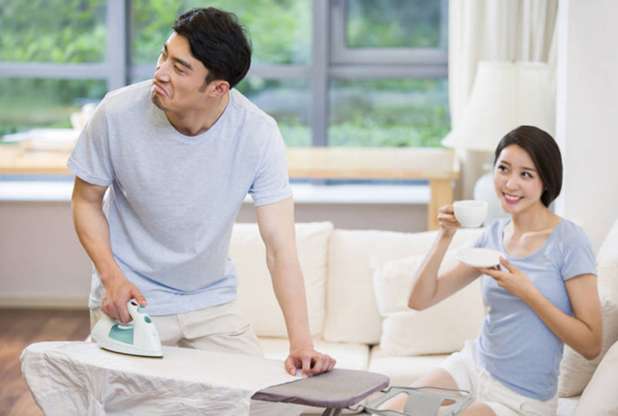 Phụ nữ thông minh biết sử dụng những phương pháp khéo léo để khiến chồng tự nguyện nghe theo. (Ảnh: ITN)