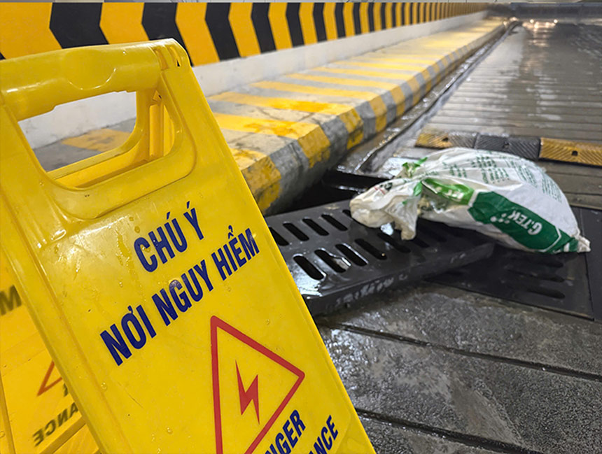 Chung cư ở phường Từ Liêm đặt biển cảnh báo trước hầm. Ảnh: Bùi Thơm