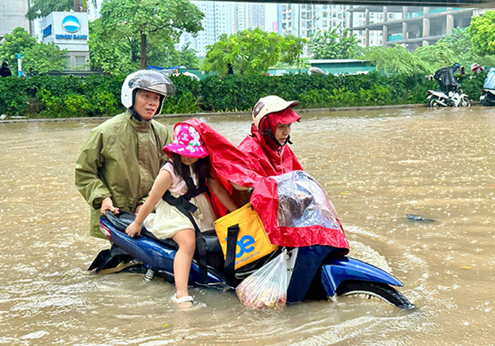 Do ngập sâu vào khung giờ sáng nên nhiều người đi làm gặp khó khăn.
