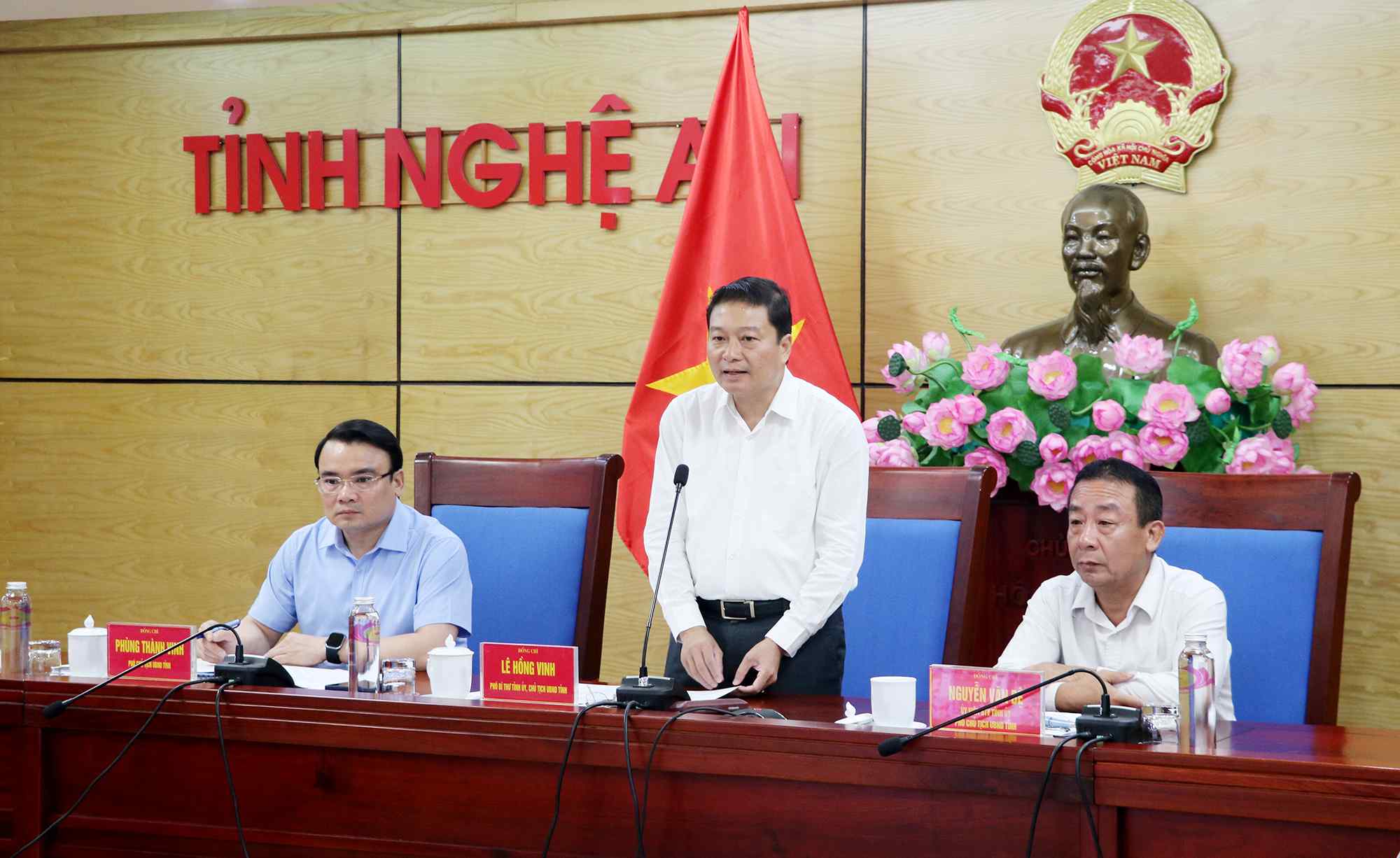Chủ tịch UBND tỉnh Nghệ An Lê Hồng Vinh yêu cầu các đơn vị phấn đấu, tháo gỡ khó khăn, hoàn thành mục tiêu giải ngân vốn đầu tư công đạt 100% kế hoạch. Ảnh: Phan Quỳnh