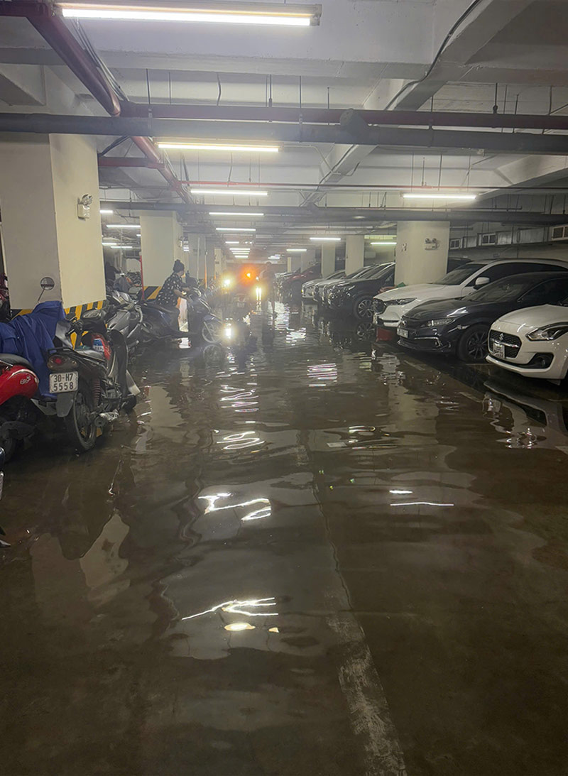 Do ảnh hưởng của mưa lớn, nhiều tầng hầm chung cư cũng bị ngập nặng. Ghi nhận tại hầm chung cư VOV Mễ Trì (đường Lương Thế Vinh), do nước ngập nên người dân phải di chuyển xe ra khỏi hầm. Ảnh: Thanh Hoa