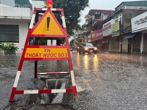 5h sáng, ông Lê Văn Thiệp – công nhân Xí nghiệp Thoát nước số 3 – đã có mặt tại phố Trương Định, Hà Nội để mở nắp hố ga, đảm bảo hệ thống thoát nước thông suốt, phục vụ an toàn cho phương tiện lưu thông. Ảnh: Hạnh Thơm