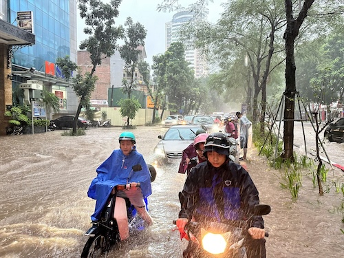 Giao thông hỗn loạn trên đường gom đại lộ TL nhiều phương tiện tìm chỗ quay đầu. Ảnh: Bùi Thơm