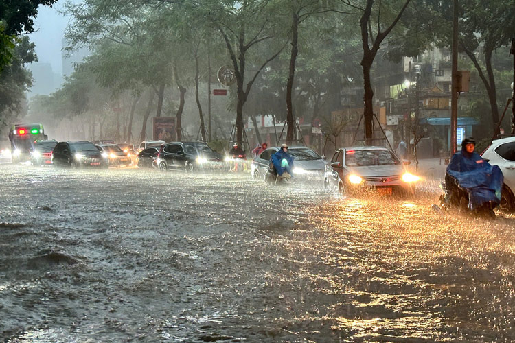 Do ảnh hưởng của hoàn lưu bão số 11, đêm 7.10, Hà Nội có mưa to khiến nhiều tuyến phố ngập nặng. Ảnh: Đinh Thiện