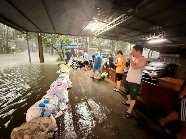 Khu vực Văn Quán, Hà Đông nước ngập sâu, các phương tiện không thể đi lại. Ảnh: Phạm Dung