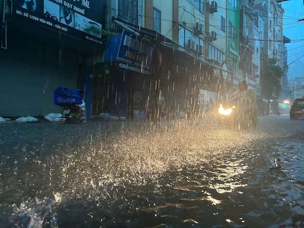 Tại đường Yên Hoà, nước bắt đầu ngập, nhiều xe đã bị chết máy. Ảnh: Thiều Trang