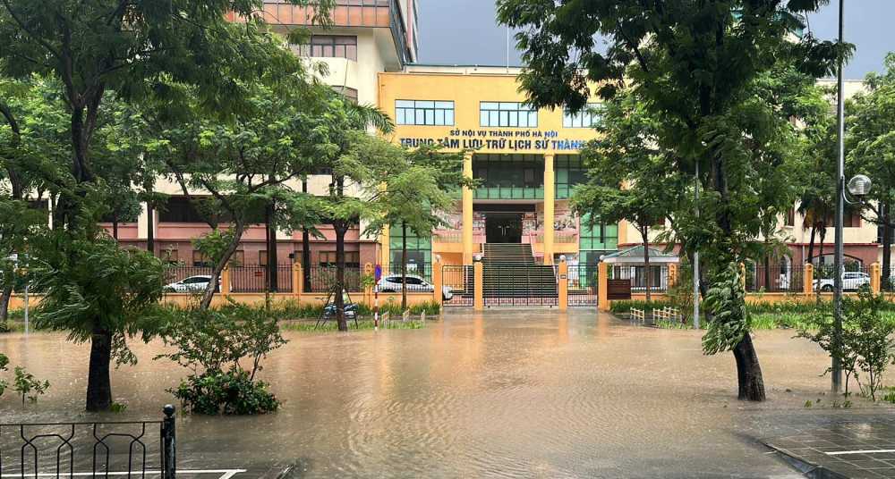 Khu vực đường Huỳnh Thúc Kháng (đoạn Đài Phát thanh - Truyền hình Hà Nội) có nhiều đoạn nước ngập sâu trên nửa bánh xe, các phương tiện di chuyển nên thận trọng. Ảnh: Ngọc Trang