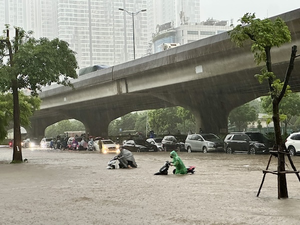 Đường Phạm Hùng ngập cao, các phương tiện không thể di chuyển. Vành đai 3 trên cao ùn dài. Ảnh: Tuấn Anh