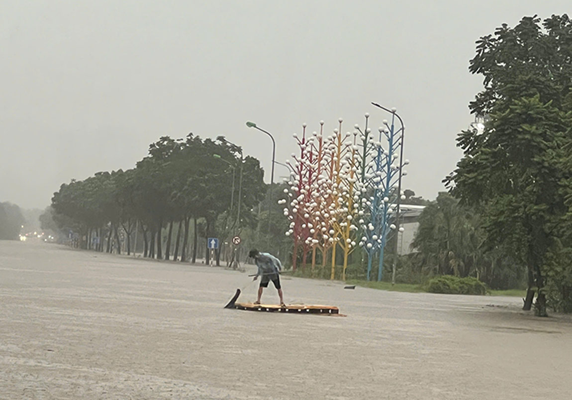 Tại Khu vực Đại lộ Thăng Long, người dân dùng bè tự chế để di chuyển. Ảnh: Cường Ngô