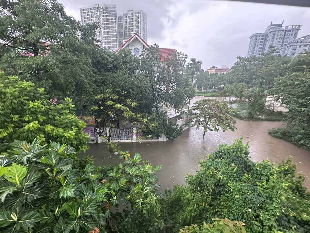 Khu đô thị Handiresco Phạm Văn Đồng có nơi ngập sâu đến 50 cm, người dân và phương tiện giao thông không thể di chuyển. Ảnh: Ngọc Trang