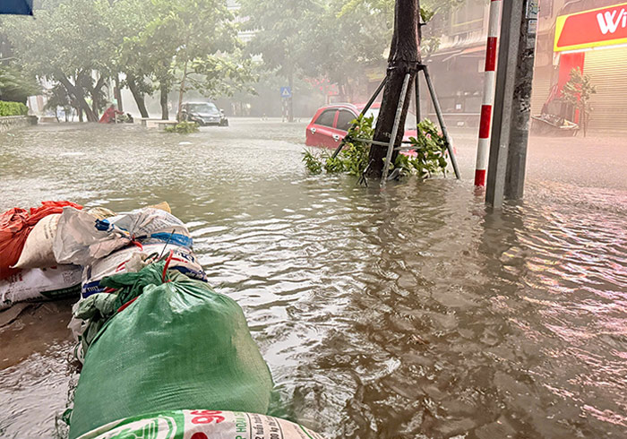 Vì có dự báo mưa nên nhiều người dân đã chủ động chuẩn bị sẵn các bao cát, khi xảy ra mưa to, ngập úng thì sử dụng luôn.