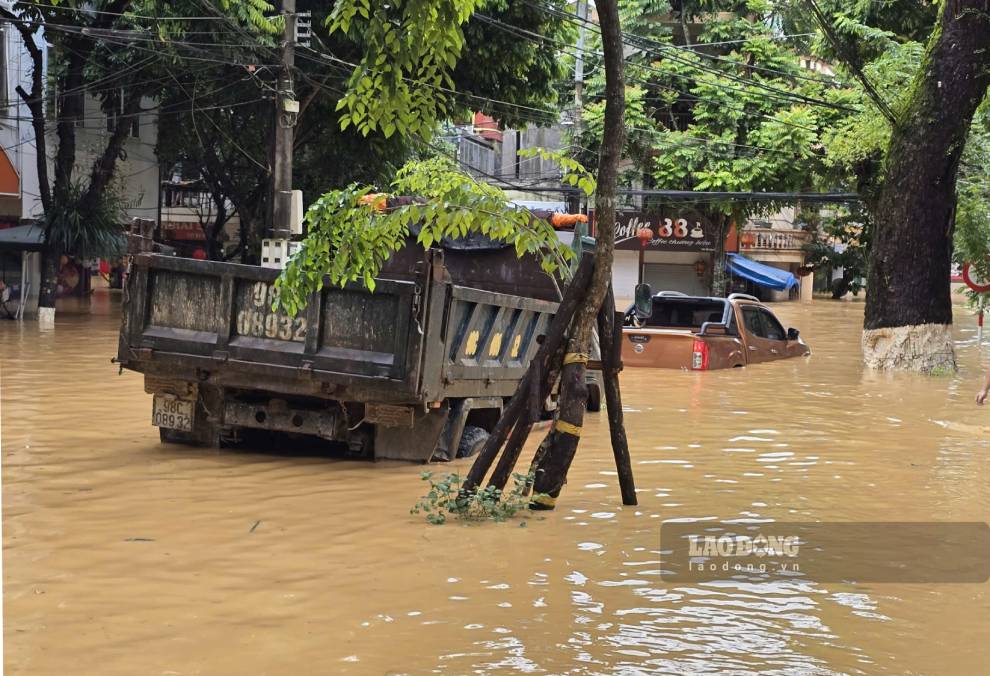 khiến nhiều tuyến đường ngập sâu, phương tiện di chuyển khó khăn. Ảnh: Tân Văn.