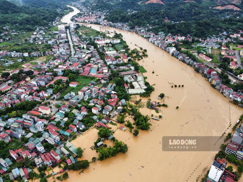 Lũ bao vây cô lập trung tâm tỉnh lị Cao Bằng. Ảnh: Tân Văn