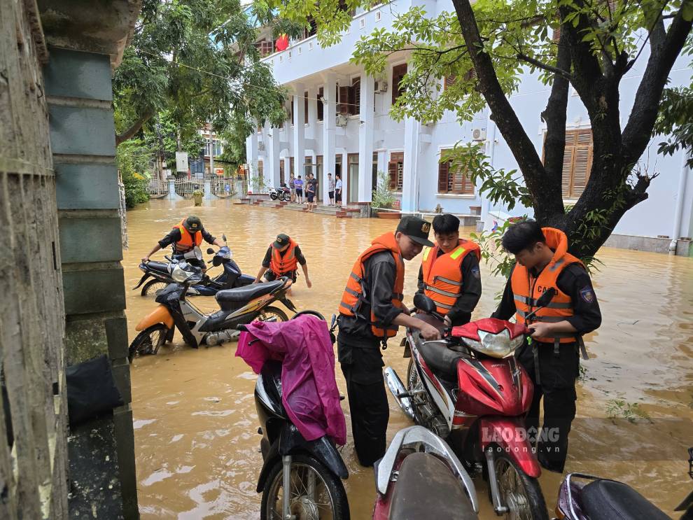 Lực lượng chức năng hỗ trợ người dân. Ảnh: Tân Văn.