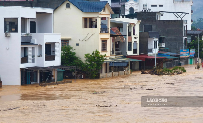 Lũ lịch sử liên tiếp xuất hiện. Ảnh: Tân Văn