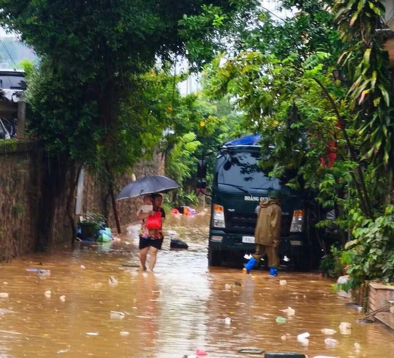 Quân dân Cao Bằng căng mình chống lũ. Ảnh: Tân Văn