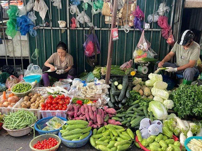 Sau 2 cơn bão dồn dập, rau xanh tăng giá