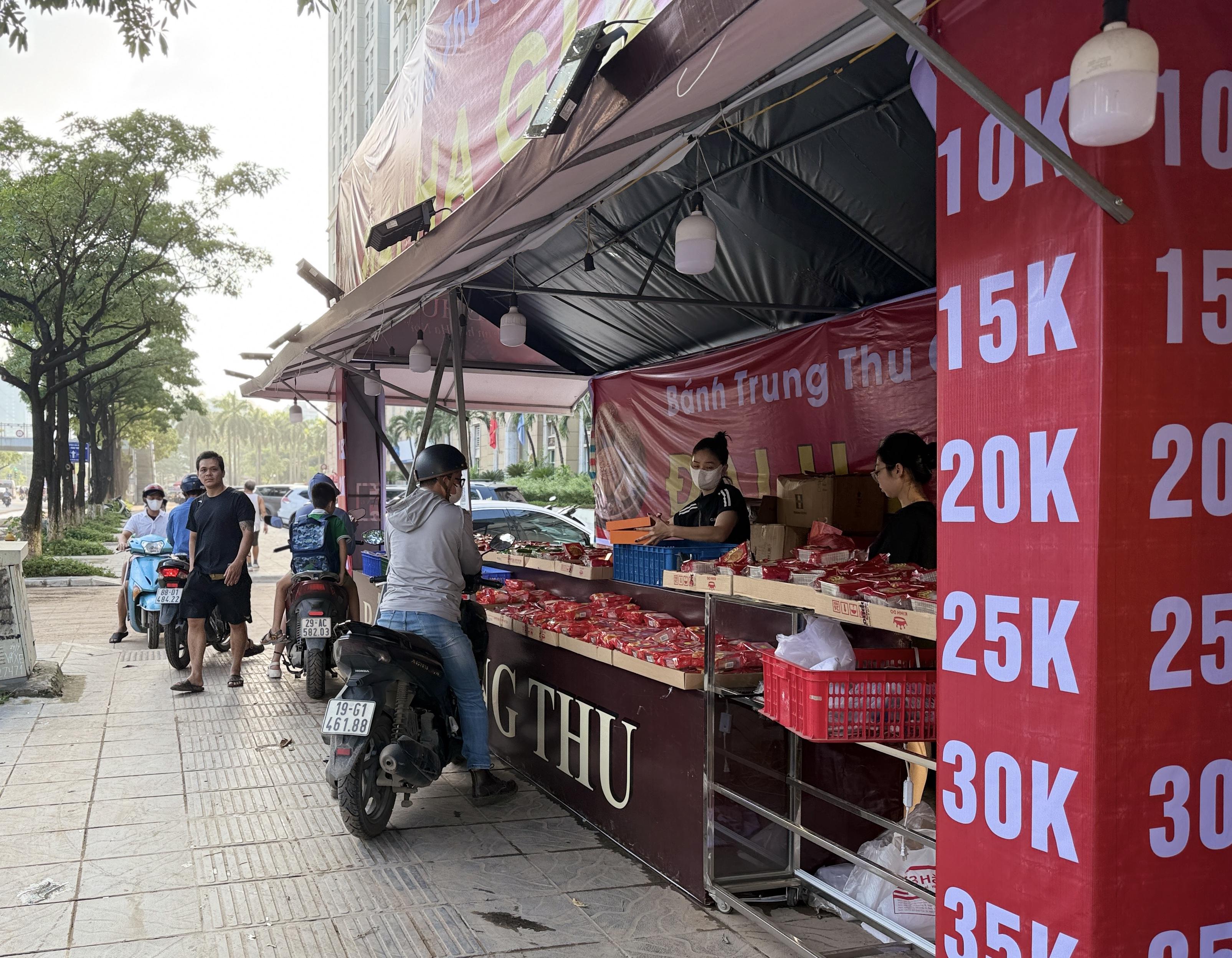 Quầy bánh Trung thu đại hạ giá trên đường Mễ Trì, phường Từ Liêm. Ảnh: PV