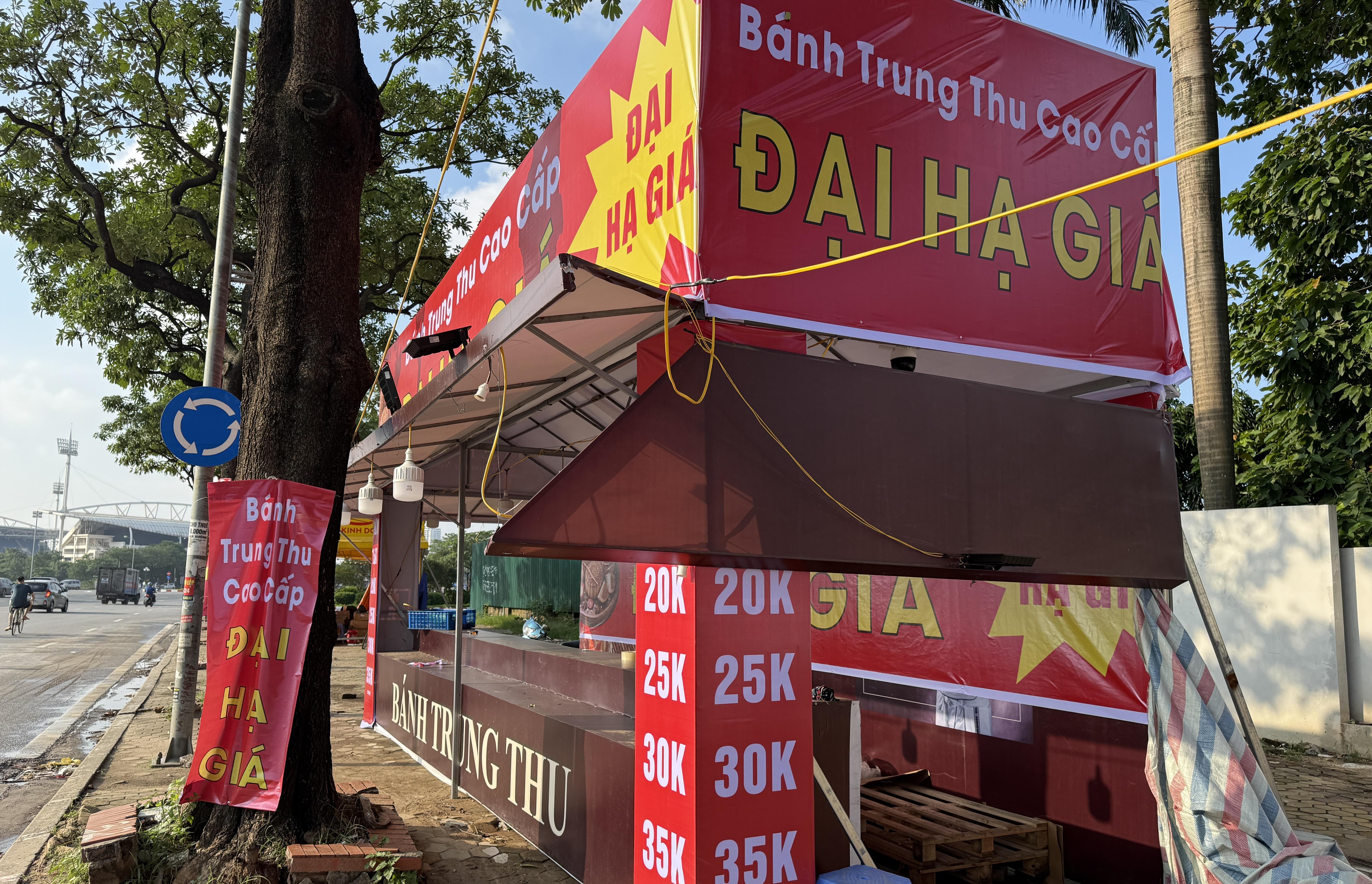 Hình ảnh một số cửa hàng bán bánh trung thu giảm giá trên đường Lê Quang Đạo (Hà Nội). Ảnh: PV