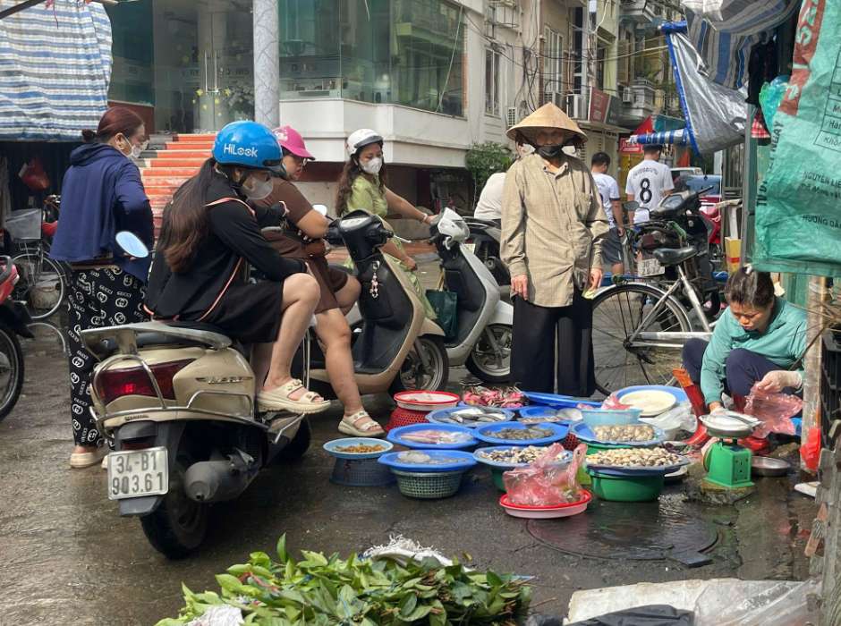 Giá các mặt hàng thịt vẫn ổn định. Trong khi các mặt hàng thuỷ sản thủy sản như cá, tôm có phần đắt hơn. Ảnh: Ngân Hà
