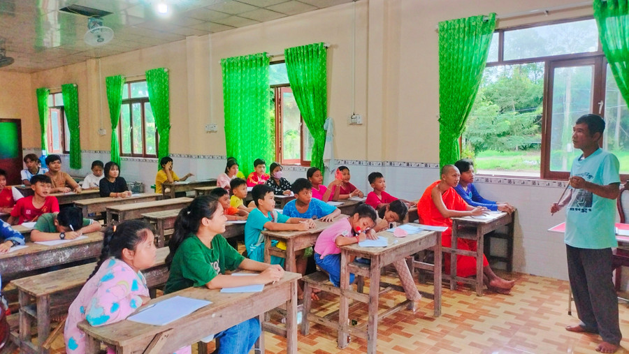 Một lớp xóa mù chữ trong đồng bào dân tộc Khmer ở tỉnh Cà Mau.