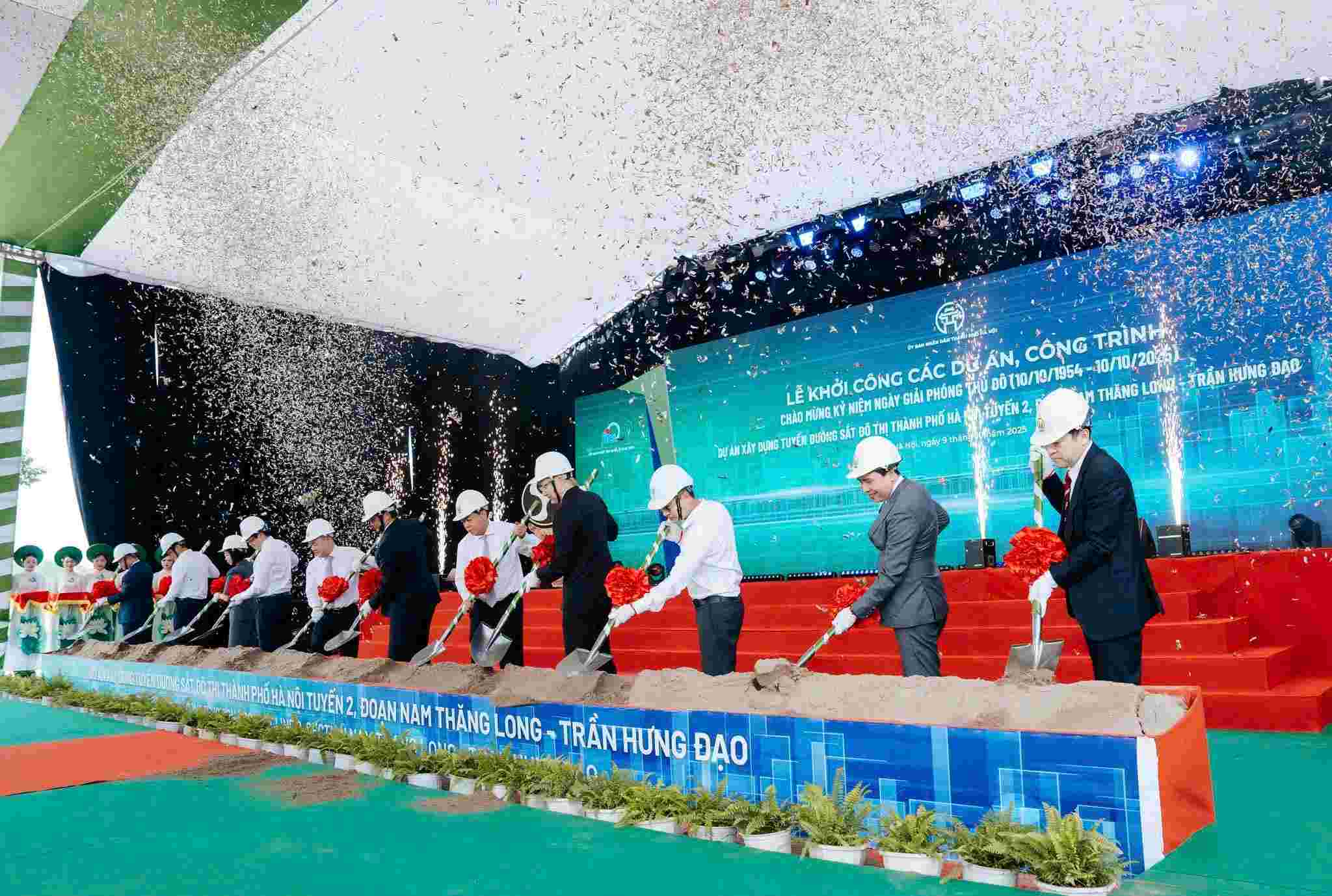Các đại biểu thực hiện nghi thức khởi công dự án tuyến đường sắt đô thị thành phố Hà Nội số 2, đoạn Nam Thăng Long - Trần Hưng Đạo ngày 9.10. Ảnh: BTC cung cấp