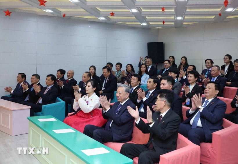 tong-bi-thu-truong-mau-giao-kieng-sang-va-lop-hoc-mang-ten-bac-ho-3.jpg