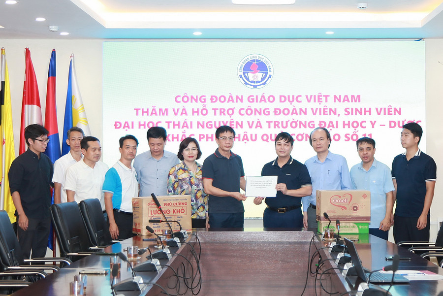 Đoàn công tác trao hỗ trợ tại Đại học Thái Nguyên.